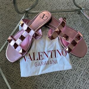 New Valentino Garavani metallic Roman Stud flat sandals pink 36.5
